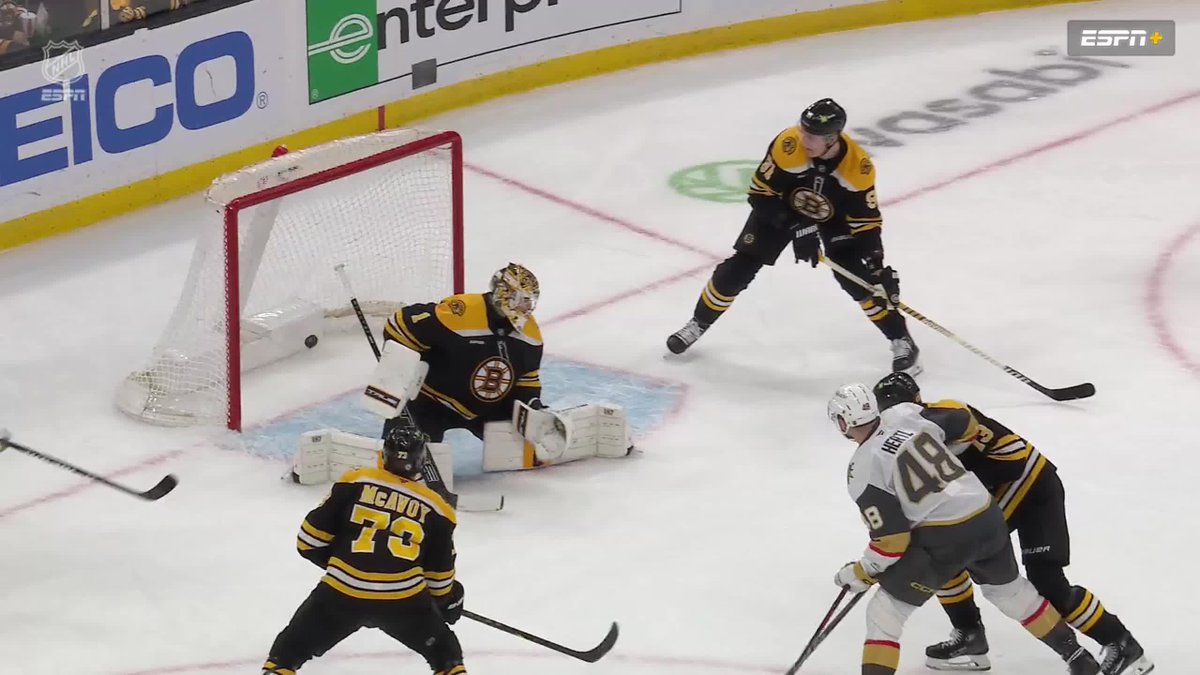 VEGAS TAKES THE LATE LEAD AFTER THEIR GOAL WAS CALLED BACK JUST 31 SECONDS PRIOR 😮
