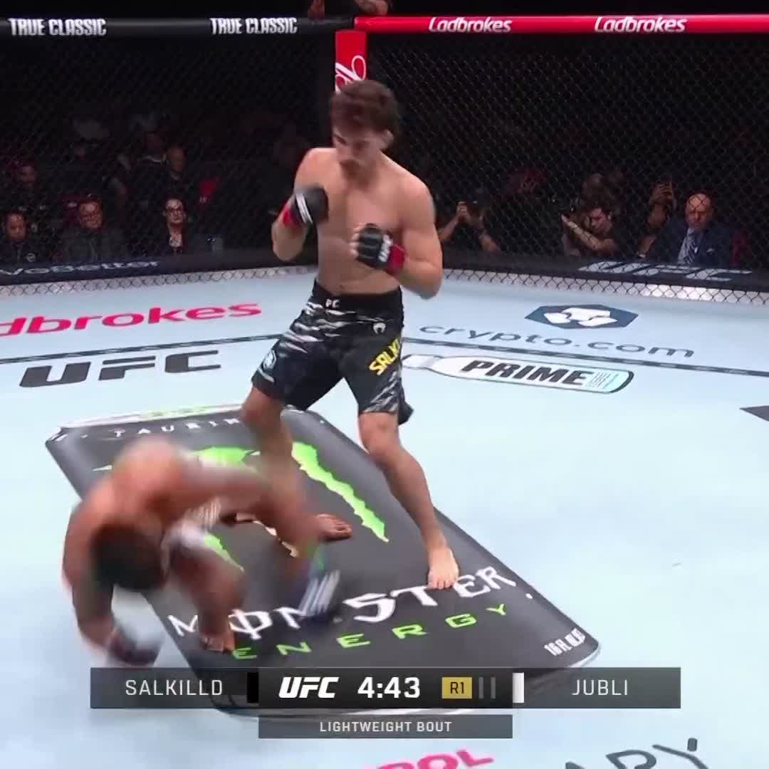 🔥🔥🔥 Quillan Salkilld UFC başlangıcında 19 saniyede rakibini bitirdi!!! Sizce hakemden erken bir bitiriş mi geldi?