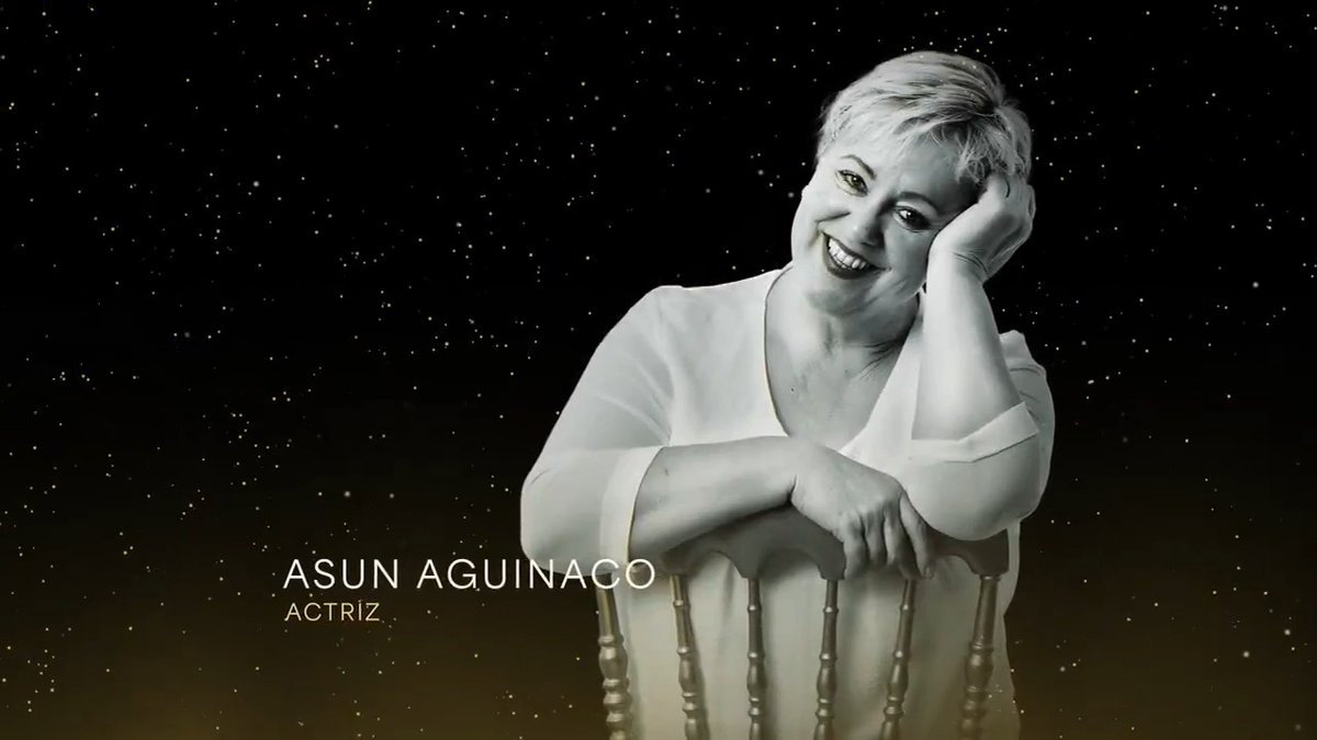 🖤 Un sentido homenaje a todas esas personas de la industria que hemos perdido este año. In Memoriam que Zahara y Dora Postigo acompañan con su versión de "Si tú no estás aquí", canción compuesta por la cantautora canaria Rosana Arbelo.#Goya2025