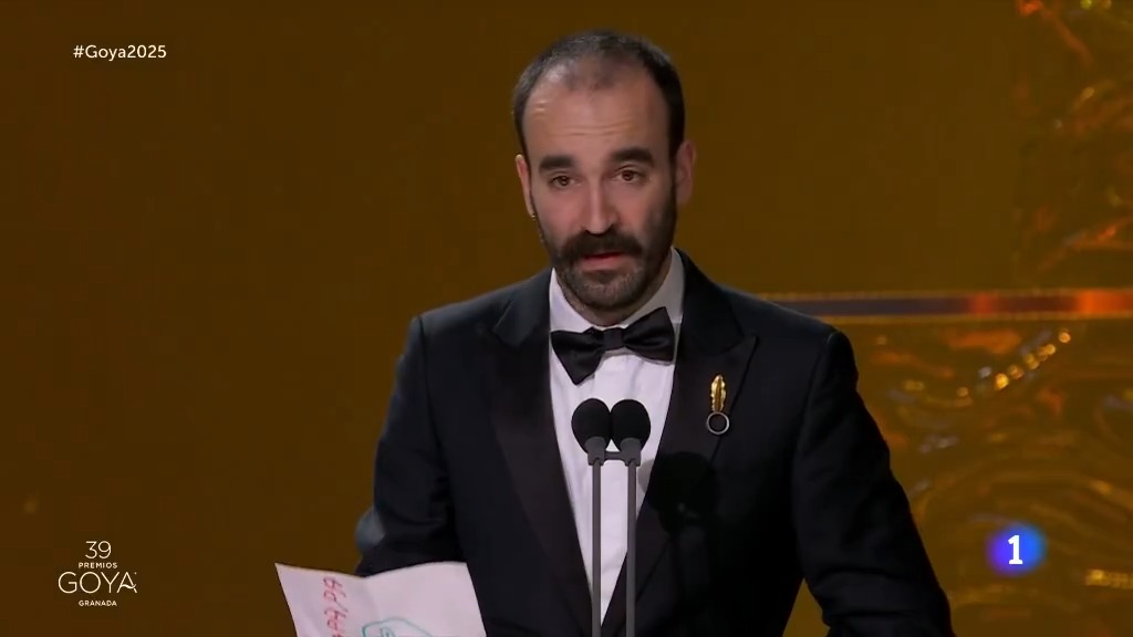 "Mama, això és per tu. T'estimo moltíssim". Gana el Goya a Mejor Guion Original Eduard Sola por "Casa en flames" en su primera nominación. #Goya2025