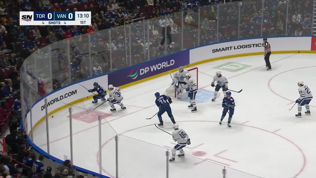 THE PASS. THE FINISH. Playmaker Petey finds an open Hronek❗️