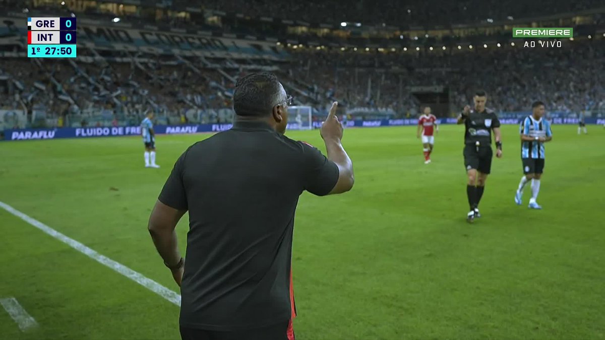 Regulamento do Gauchão: quando um auxiliar é expulso, o treinador também é. Com isso, Roger Machado teve que se retirar da beira do campo no Gre-Nal. 🎥 Premiere | ge