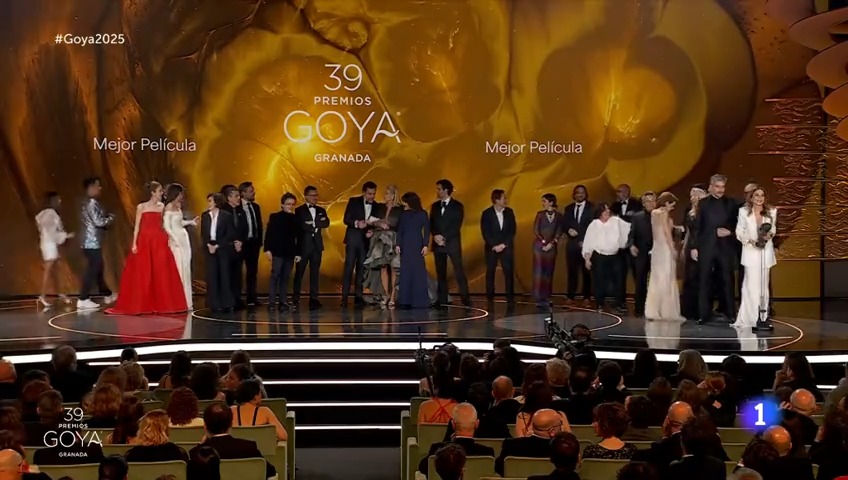 El escenario de los Goya se llena de personas felices tras el premio ex aequo para "El 47" y "La infiltrada". #Goya2025