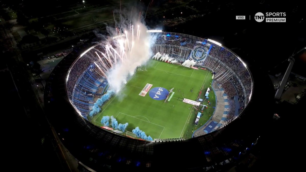 Así fue el recibimiento de Racing 🟦⬜️ antes del clásico contra Boca en el Cilindro 🏟️.
