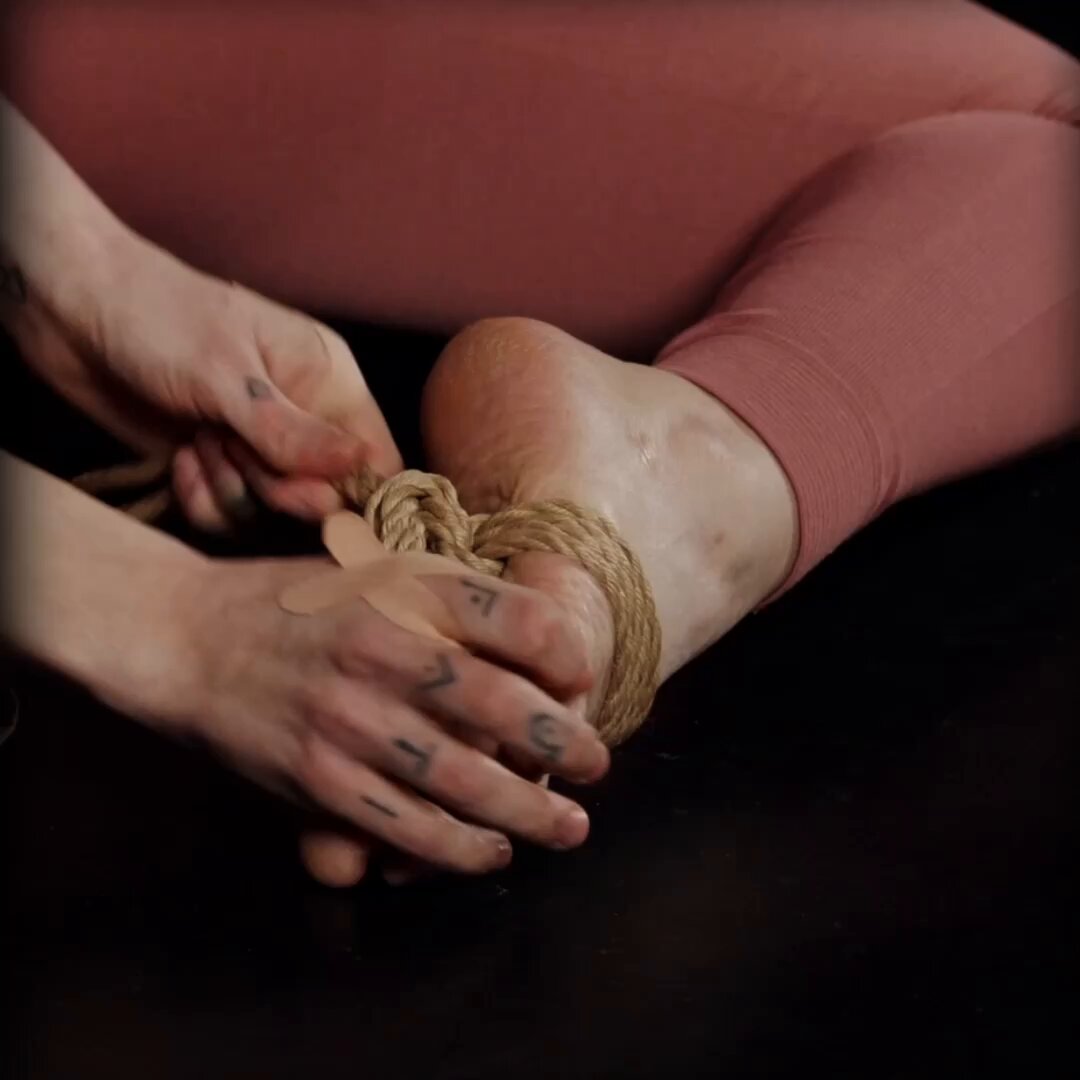 👣 Foot Rope 👣 The feet can be more than just an afterthought in your rope sessions. ➡️ 📚 In this five-part tutorial series, you’ll learn all about the various effects of foot rope. Whether visually simple or elaborate, for floor work or suspensions, for playful or more focused scenes, add a unique touch to your tying with these tips! 🔗 Click the link above to watch the full course.