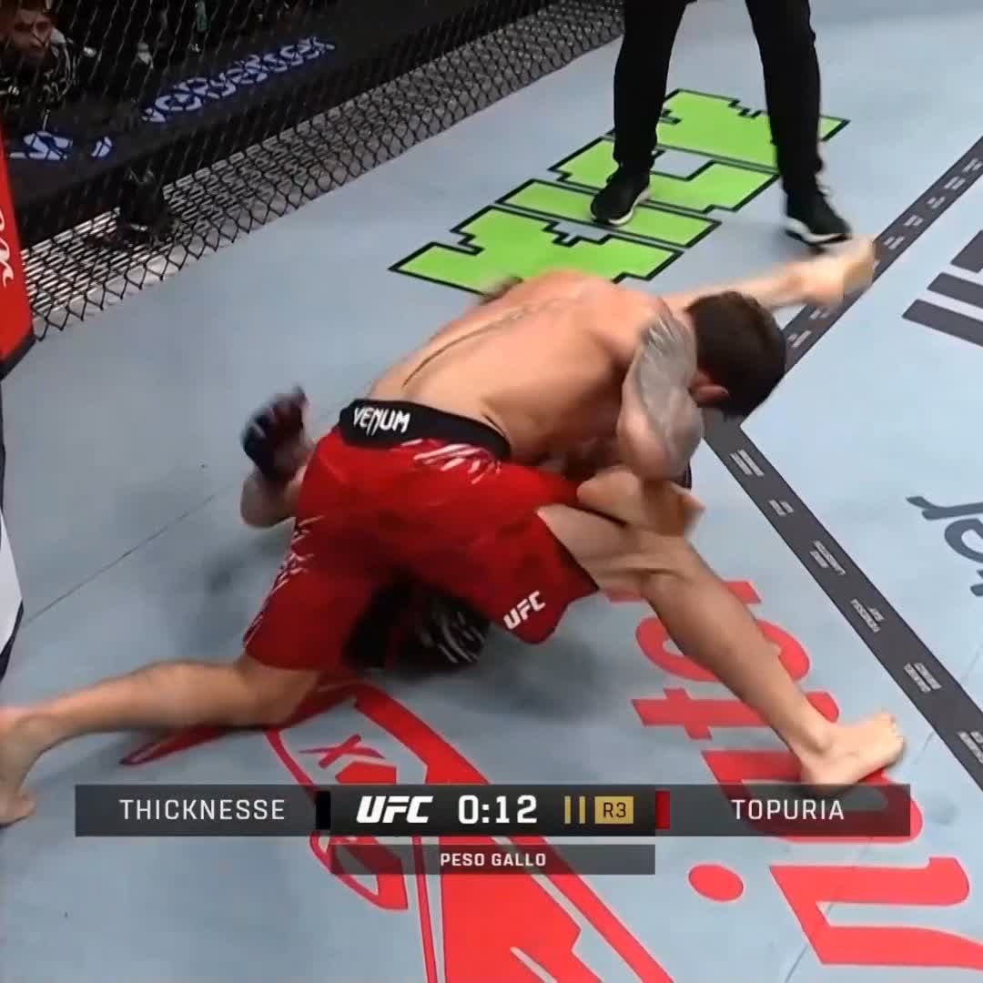 👊 Se cierra el combate con Aleksandre Topuria dominando en el suelo! #UFC312