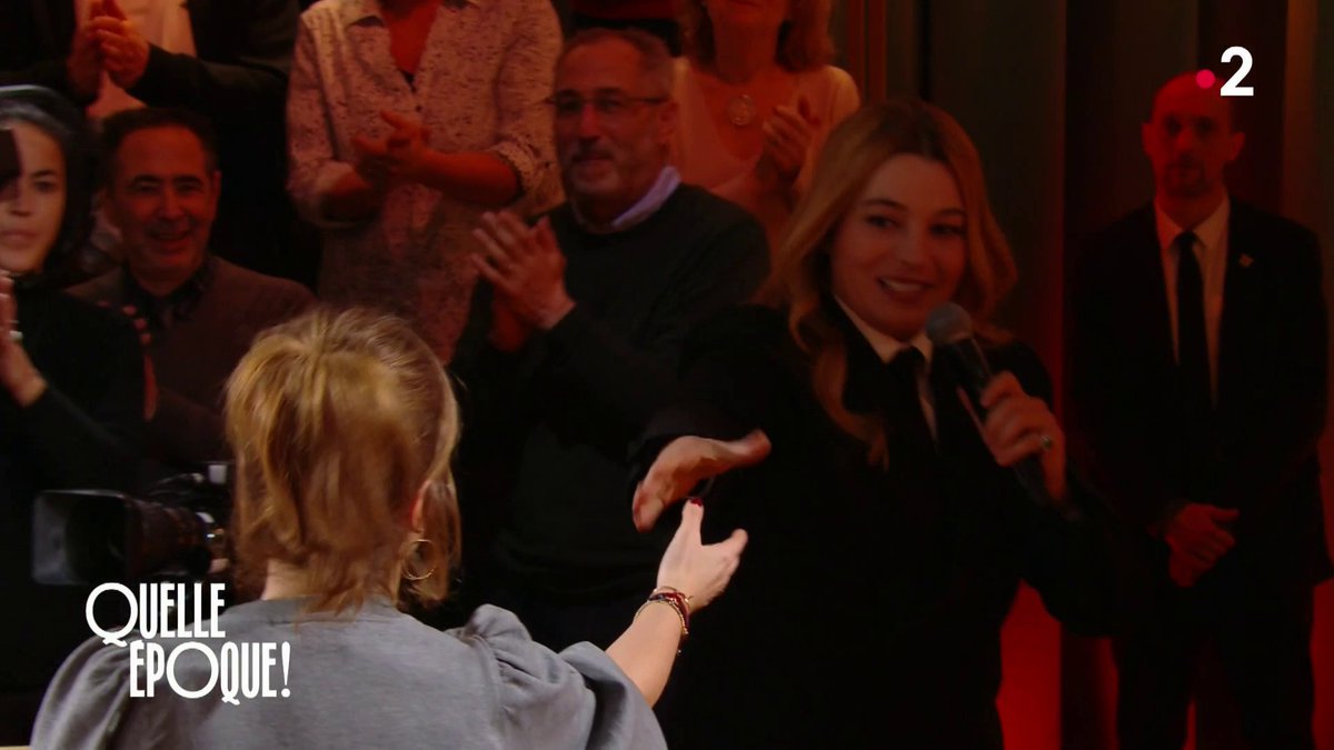Quelle ambiance avec SANTA sur le plateau de #QuelleEpoque ! 🎶✨ Nominée dans 4 catégories aux Victoires de la Musique, son album "Recommence-moi" est déjà disque de platine ! 💿🔥 France tv Léa Salamé Les Victoires