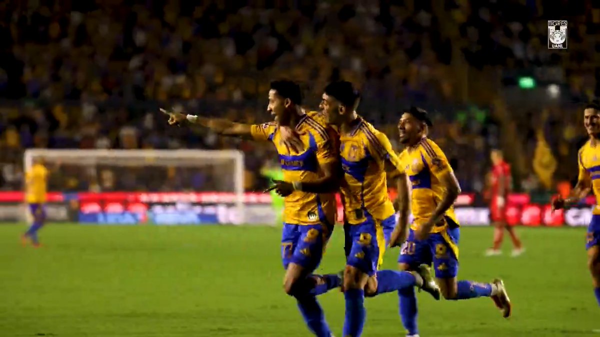 A nivel de cancha el espectacular gol de Ozziel Herrera. Bitso