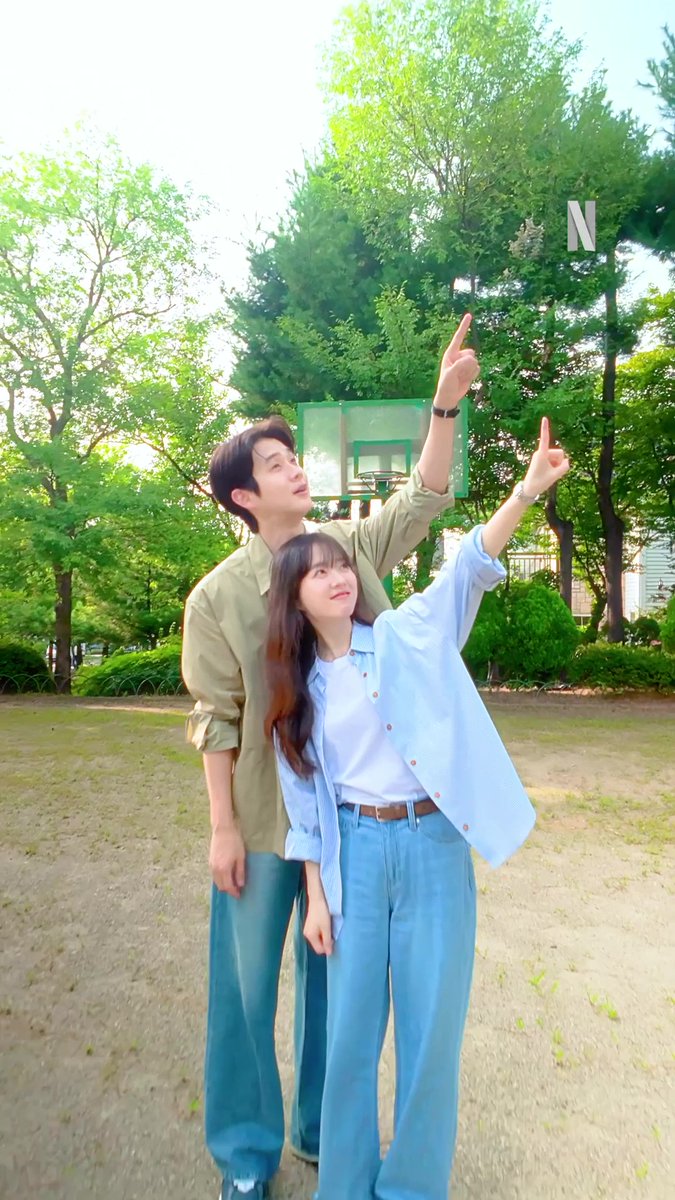동네 사람들, 여기 좀 보세요! 발렌타인 데이 최고의 선택, <멜로무비> 2월 14일에 만나요. 오직 넷플릭스에서. * 눌러서 크게 보기 *