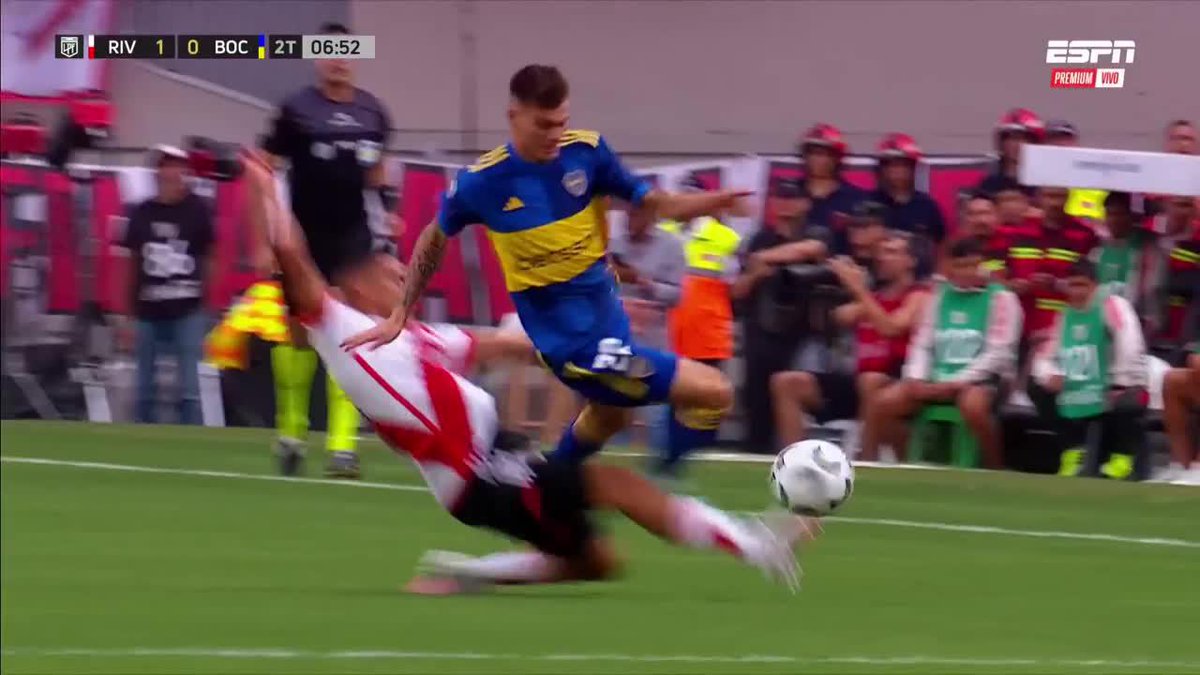 Muy bien expulsado Zenón por Yael Falcón Pérez. ¡Miren cómo va abajo! Es el 6º expulsado de Boca en 15 partidos con este excelente e imperturbable árbitro.