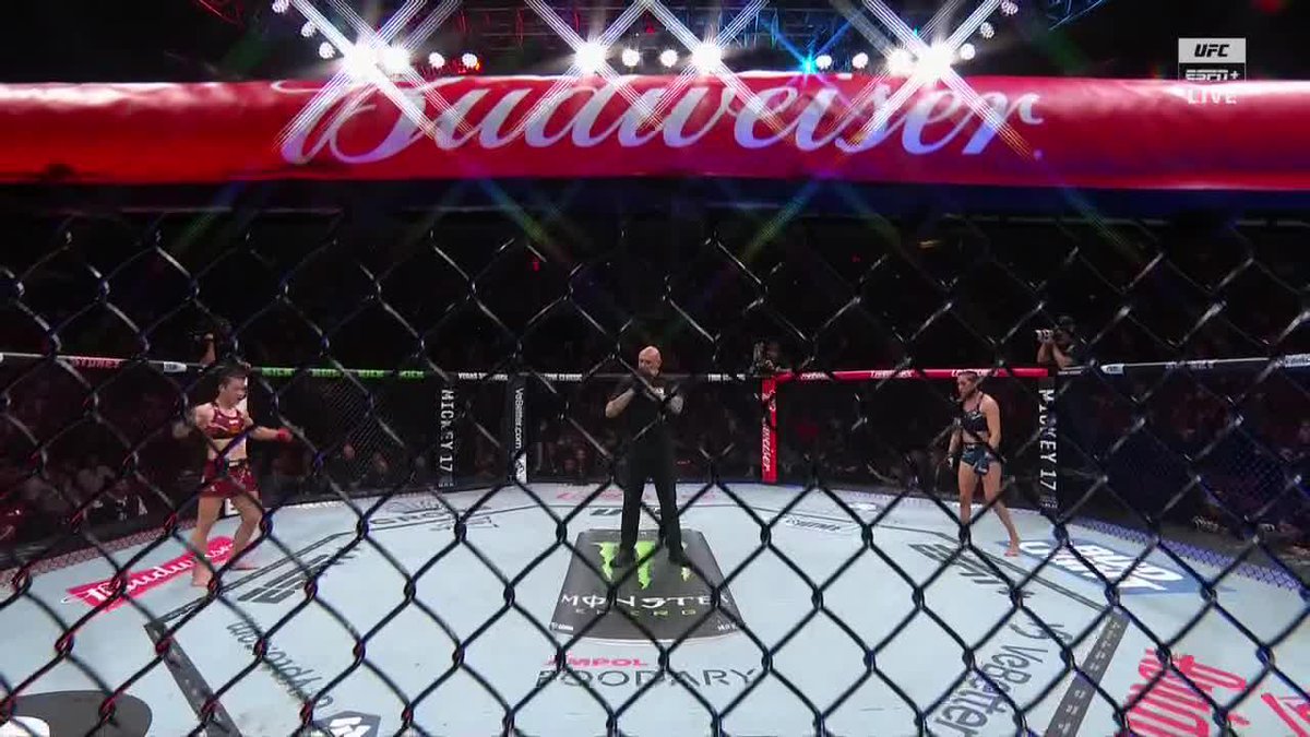 Zhang Weili was hyping up the crowd before the final round ⚡ #UFC312