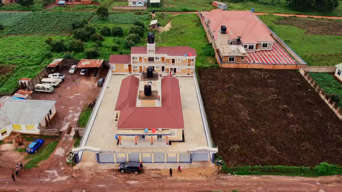 Marafiki zangu, nawakaribisha sana kwenye Lodge yangu EFN🔅🏡 Lodge yetu ipo karibu na stendi kuu ya mabasi Mjimwema Njombe na ofisi nyingi za serikali Baridi? Hutaisikia! Vyumba vyote vina heater za maji ya moto na za kuhifadhi joto unaamua kiwango cha joto unachotaka! 1/2