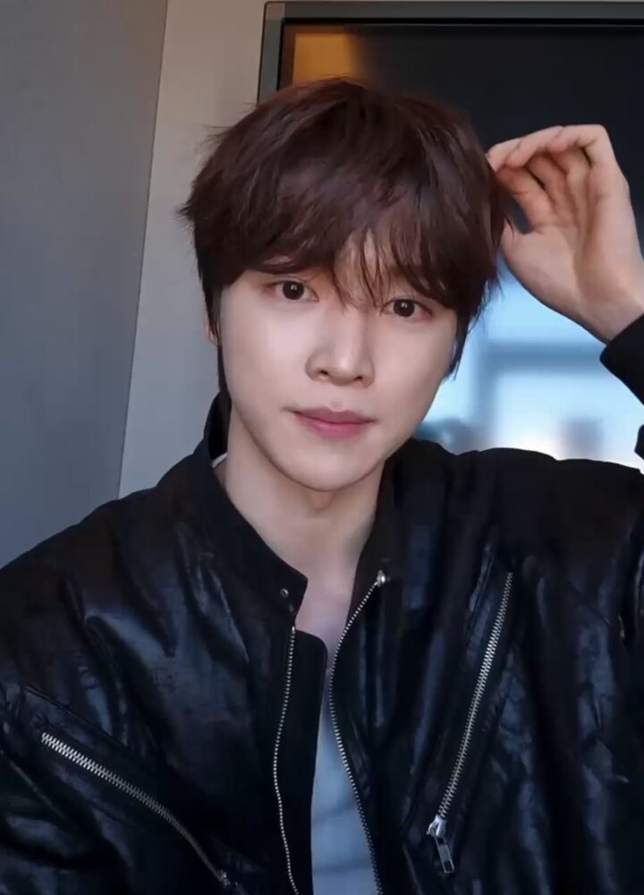 성찬이 예쁜 나이 25살 하게된 썰 풀어주는데 올 해 들어서 틀을 깨려고 많이 했대 멋있는 것만 하기 보다는 색다른 모습이나.. 귀여운 모자도 그렇고 다양한 모습을 보여주고싶어서 용기 내서 했대 아기특해 너무 좋아요