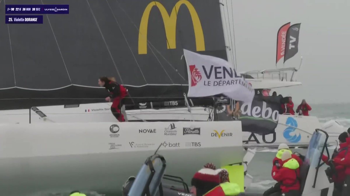 Violette Dorange, plus jeune skippeuse du Vendée Globe 2024-2025, passe la ligne d'arrivée en 25e position