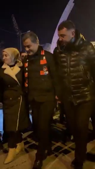 #VİDEO- Elazığ’da Elazığspor’la oynadığı karşılaşmada saldırıya maruz kalan #Vanspor kafilesi Van’da Eşbaşkan Neslihan Şedal ve Abdullah Zeydan, DEM Parti milletvekilleri Mahmut Dindar ve Zülküf Uçar ve binlerce taraftar tarafından karşılandı