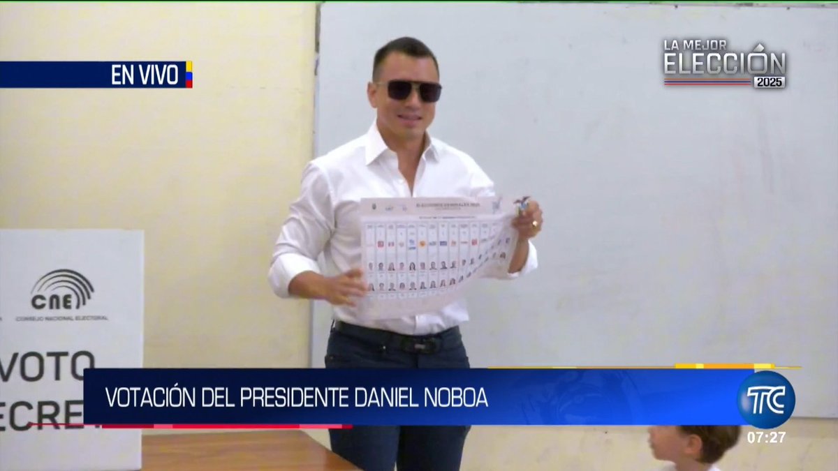 #LaMejorElección2025 | El Presidente Daniel Noboa ejerció recientemente su derecho al voto en Olón, Santa Elena. Posteriormente, viajará a Guayaquil para acompañar a su esposa, Lavinia Valbonesi, en el ejercicio de su derecho al voto. Más noticias en