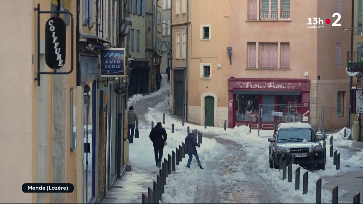 La neige a causé de nombreux désagréments, bloquant des camions et rendant les routes glissantes. Malgré l'intervention des déneigeuses, les autorités appellent les automobilistes à rester prudents. #JT13h