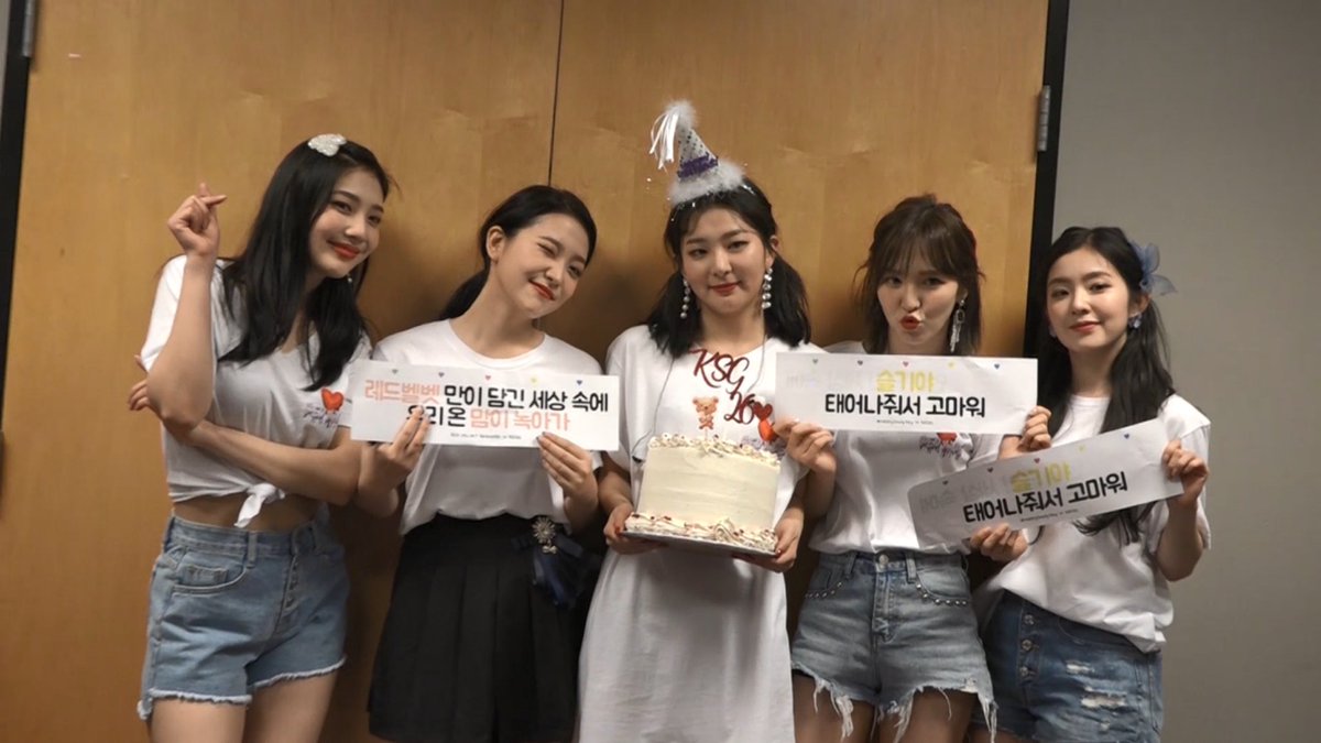 Throwback to when US Luvies celebrated Seulgi's birthday during REDMARE concert 💛 HAPPY SEULGI DAY #LuckySeulgiDay #우린_어디_안떠나_슬기야_생일축하햏 #슬기 #SEULGI