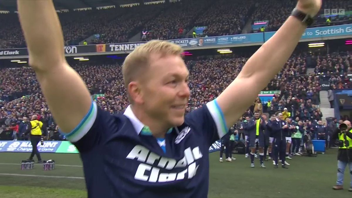 SIR CHRIS HOY! A legend is on the pitch to deliver the match ball... what a reception at Murrayfield 🙌🤩 #SixNations