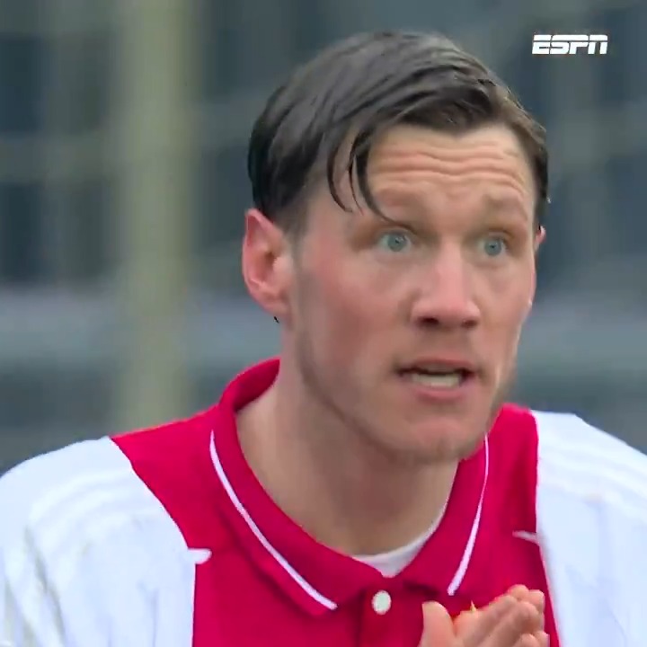 Een tumultueuze fase leidt tot de 0-1 voor Ajax ⤵ ✋ Hands? 📺 Penalty. ❌ Penalty Steven Berghuis mis ⚽️ Rebound Wout Weghorst raak #foraja