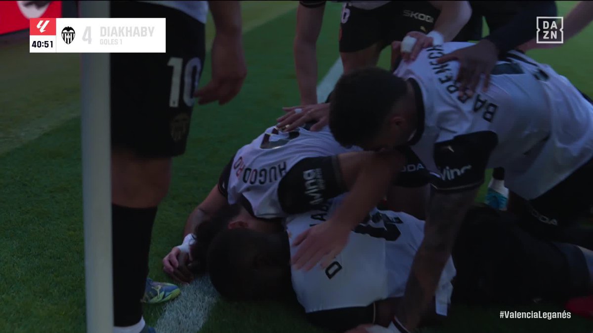 Un momento que merecía más que nadie, un gol de Mouctar Diakhaby que emociona a todo Mestalla 😢 Porque ha sufrido más que nadie, porque es un premio a no rendirse, porque ha vuelto para salvar a su Valencia CF 🦇🧡 #LALIGAenDAZN ⚽