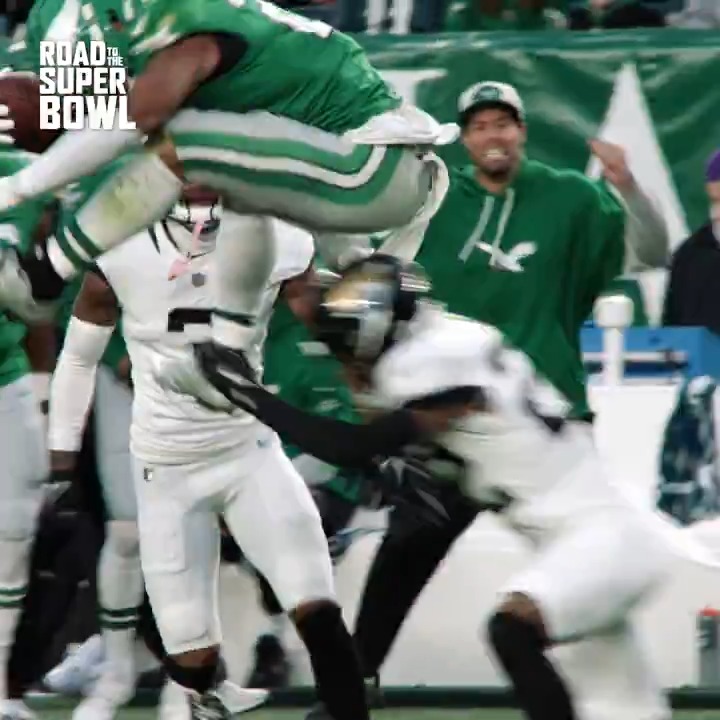 .Tom Brady's favorite play of the year? It had to be Saquon Barkley's backwards hurdle 😏 📺: Road to the Super Bowl on FOX