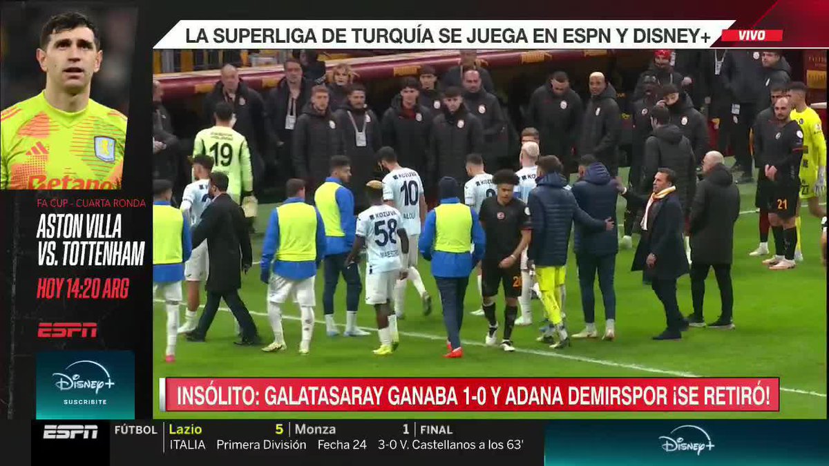 ¡INSÓLITO LO QUE PASÓ EN LA SUPERLIGA DE TURQUÍA! Penal para Galatasaray, gol de Morata y el plantel de Adana Demirspor SE RETIRÓ DEL CAMPO DE JUEGO por estar en desacuerdo con la decisión del árbitro. ¿Qué hizo Osimhen? ¡Festejó con la hinchada! 📺 #DisneyPlus Premium