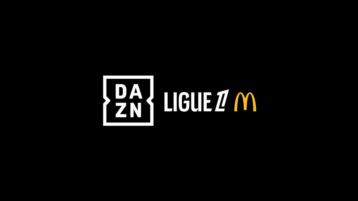 Elle est belle cette communion entre les joueurs et les supporters de Strasbourg 💙🤍 Jouer à la Meinau c’est vraiment quelque chose de spécial 🥰 (DAZN France)