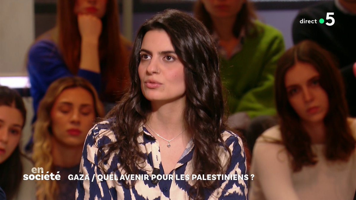 💬 « Voir sa maison et son territoire disparaitre, c'est une histoire commune à tous les Palestiniens : c'est un effacement d'identité, de mémoire.» Christine Zayed, chanteuse et compositrice dans #Ensociété ➡️La suite :