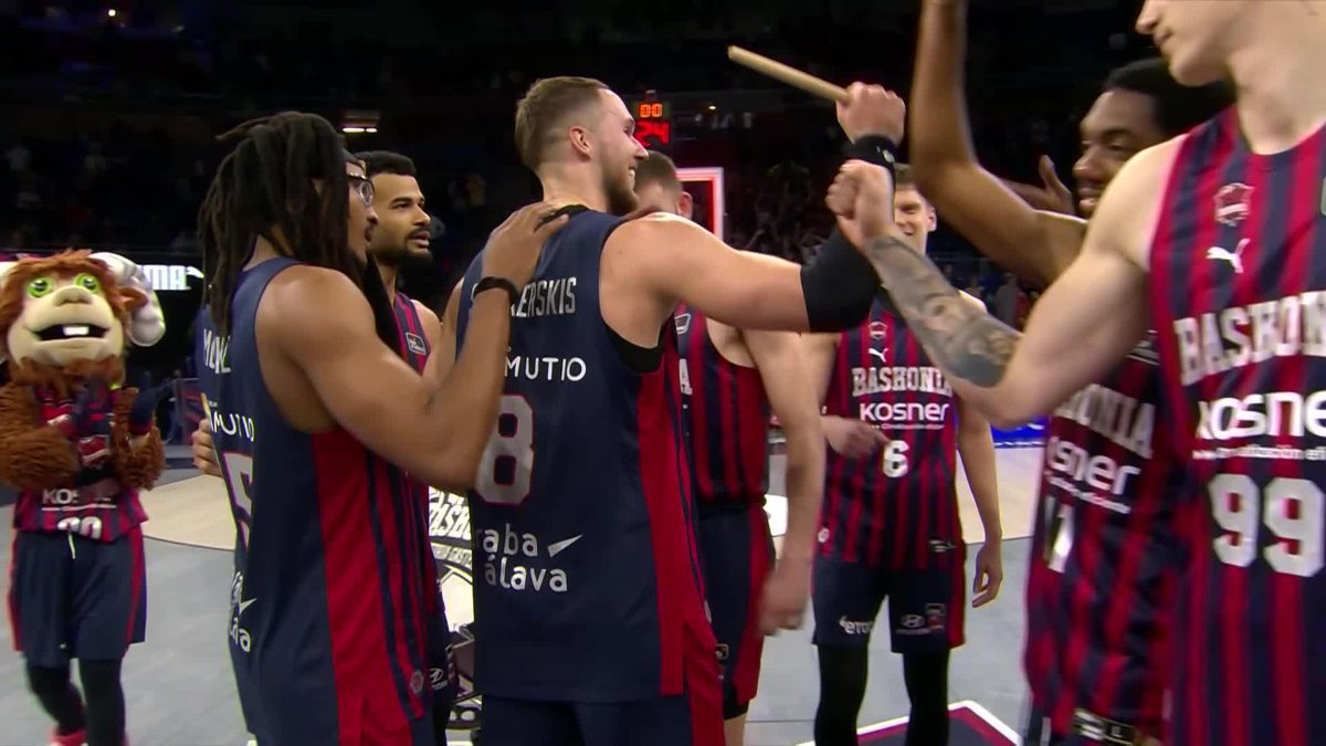 🤣 Tadas Sedekerskis estaba dándole al tambor con taaaaaaaanta efusividad que se ha cargado el palo. 📺 Movistar Plus | Kosner Baskonia #LigaEndesa | #ConectaConTuPasion