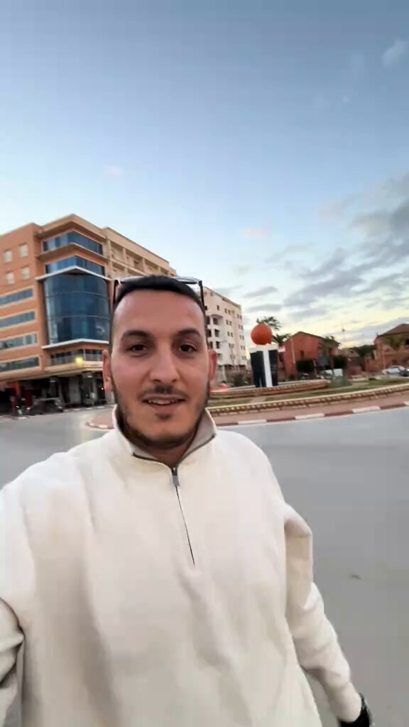 Ce youtubeur Algérien 🇩🇿 vient à Berkane 🇲🇦 montrer la ville à ses compatriotes.... Qu'en pensez vous ?
