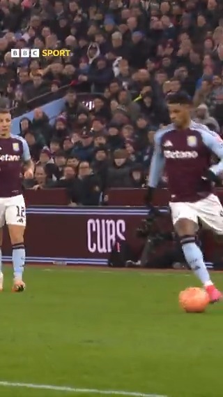 One of the first things Marcus Rashford did in an Aston Villa shirt was put the ball through Pedro Porro's legs 🔥