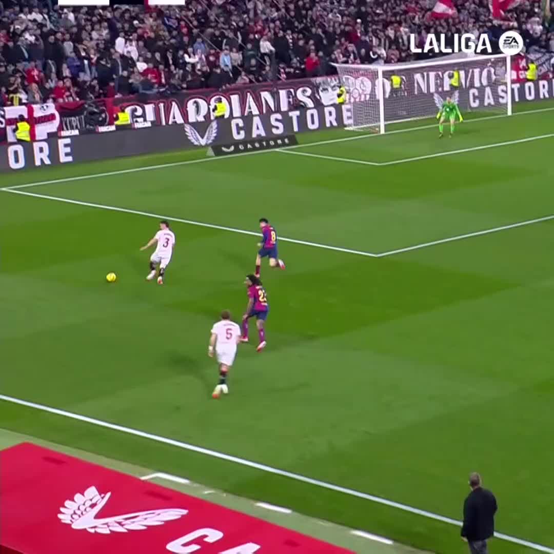 Big save by Szczęsny! 🤚 #SevillaBarça | #LaLigaHighlights
