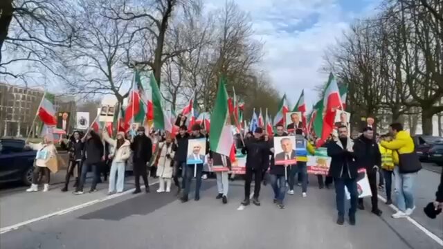 Hunderte Iraner demonstrierten gestern in Hamburg gegen das Mullah-Regime und für die Unterstützung von Prinz Reza Pahlavi. Iraner unterschiedlicher politischer Zugehörigkeit gingen in Hamburg auf die Straße, um gegen die Islamische Revolution von 1979 und für maximale Unterstützung von Reza Pahlavi zu protestieren. Zudem kritisierten sie die Einmischung des Auswärtigen Amtes, das versucht hatte, dass Pahlavi nicht an der Munich Security Conference teilnimmt.