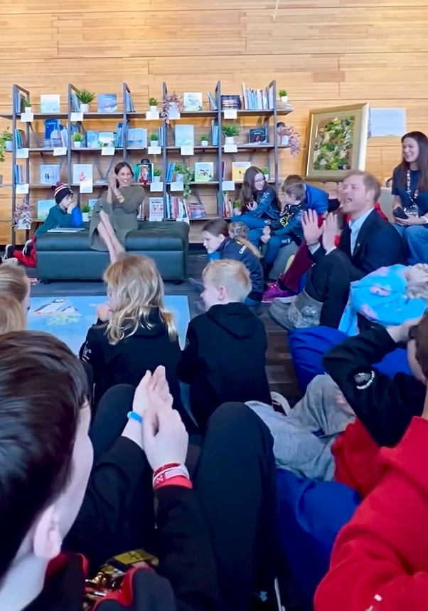 “Put them on your head!” 🤣 The Duke of Sussex was given a pair of Speedos - known as “budgie smugglers” - by the children of Team Australia Invictus competitors 🇦🇺 #princeharry #meghanmarkle #invictus #canada 📽️: Meghan