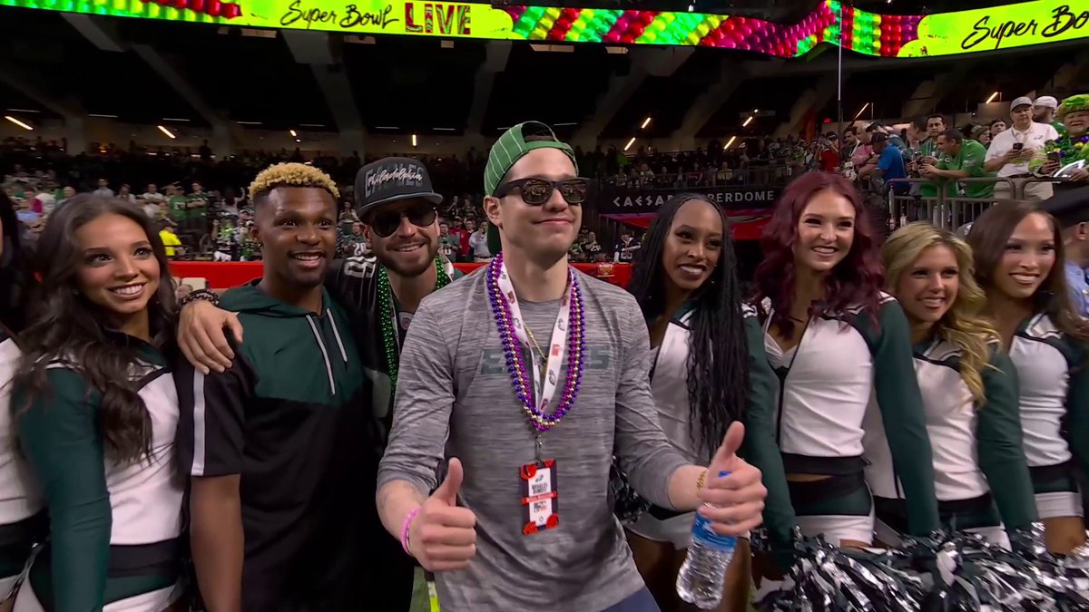 The stars are out tonight! 🤩 #SuperBowlLIX
