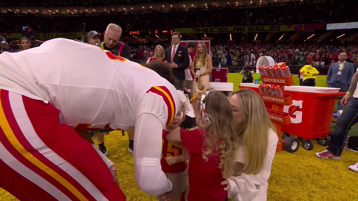 Patrick Mahomes meets with the fam pregame ❤️ (via FOX Sports: NFL) 📺: #SBLIX – 6:30pm ET on FOX 📱: Tubi + NFL app