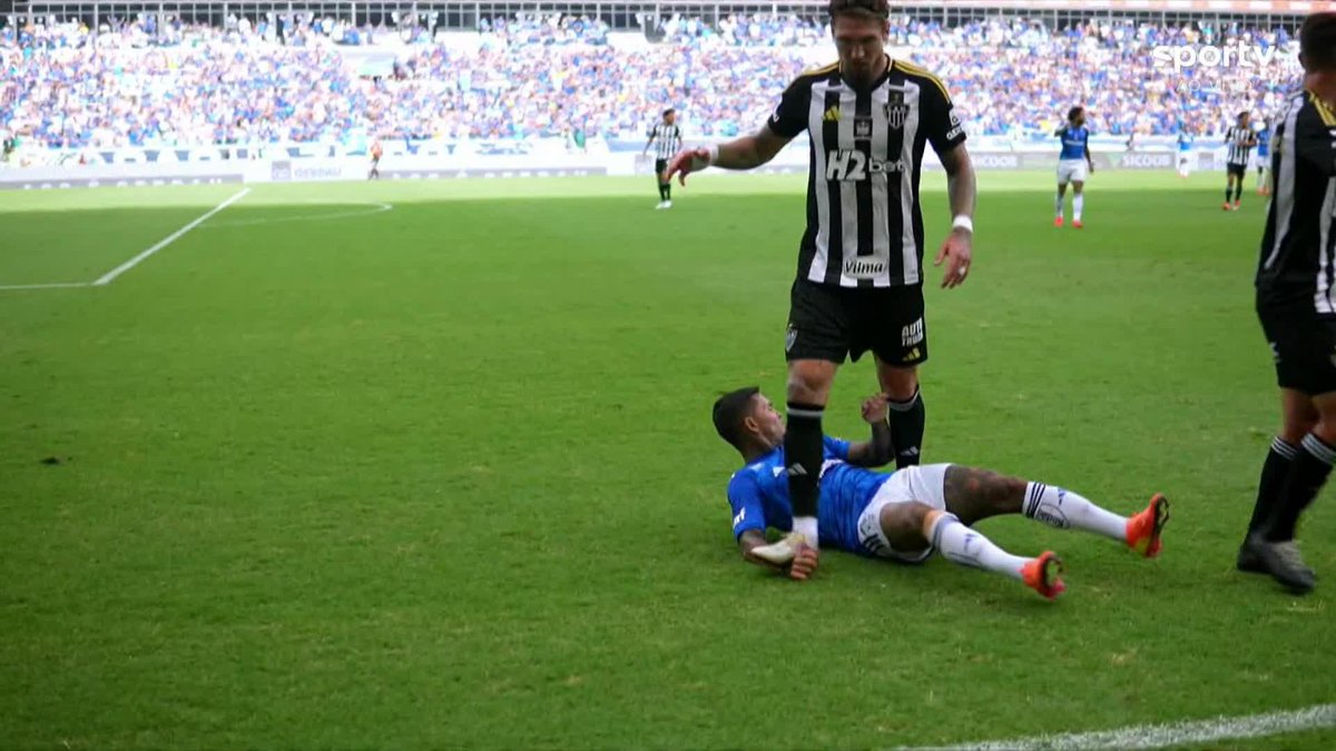 PC de Oliveira avalia que Lyanco deveria ter sido expulso por pisão no braço de Dudu em Cruzeiro 0 x 2 Atlético-MG.