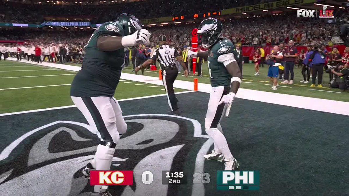 A.J. BROWN MAKES IT 24-0 EAGLES IN THE SUPER BOWL 🤯 He hit the LeBron silencer celly after the TD 🍿 📺 FOX