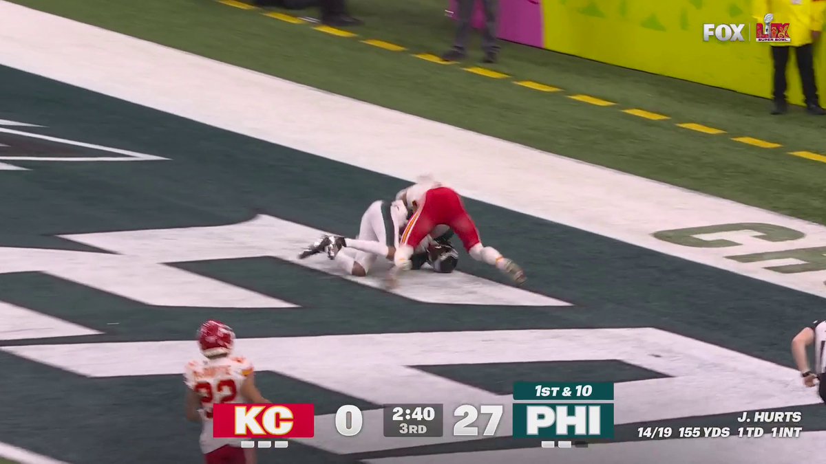 DEEP BALL TO SMITH AND HE HAS IT THE EAGLES CANNOT BE STOPPED! 📺: #SuperBowlLIX on FOX