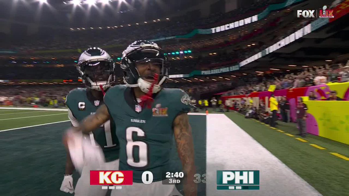JALEN HURTS WITH AN ABSOLUTE DIME TO DEVONTA SMITH FOR THE TOUCHDOWN 😱 THE EAGLES ARE DOMINATING THE CHIEFS 34-0 😯 📺 FOX