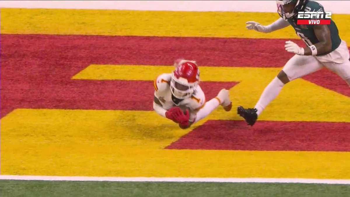 ¡¡UNA DE MAHOMES TENÍA QUE HABER!! El quarterback de los Chiefs hizo una jugada de lujo y hubo touchdown de Worthy para el 6-34 ante los Eagles. 📺 El #SBLIX, en #DisneyPlus