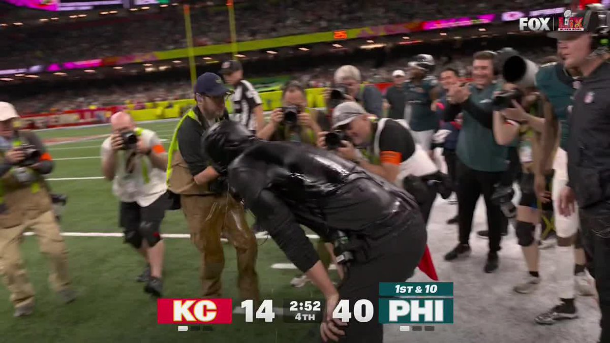 DeVonta Smith and A.J. Brown snuck up on Nick Sirianni for the Gatorade bath 😂 📺 FOX