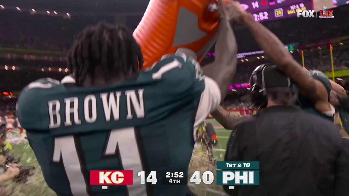 Nick Sirianni gets a yellow Gatorade bath with nearly three minutes left in the game 💦