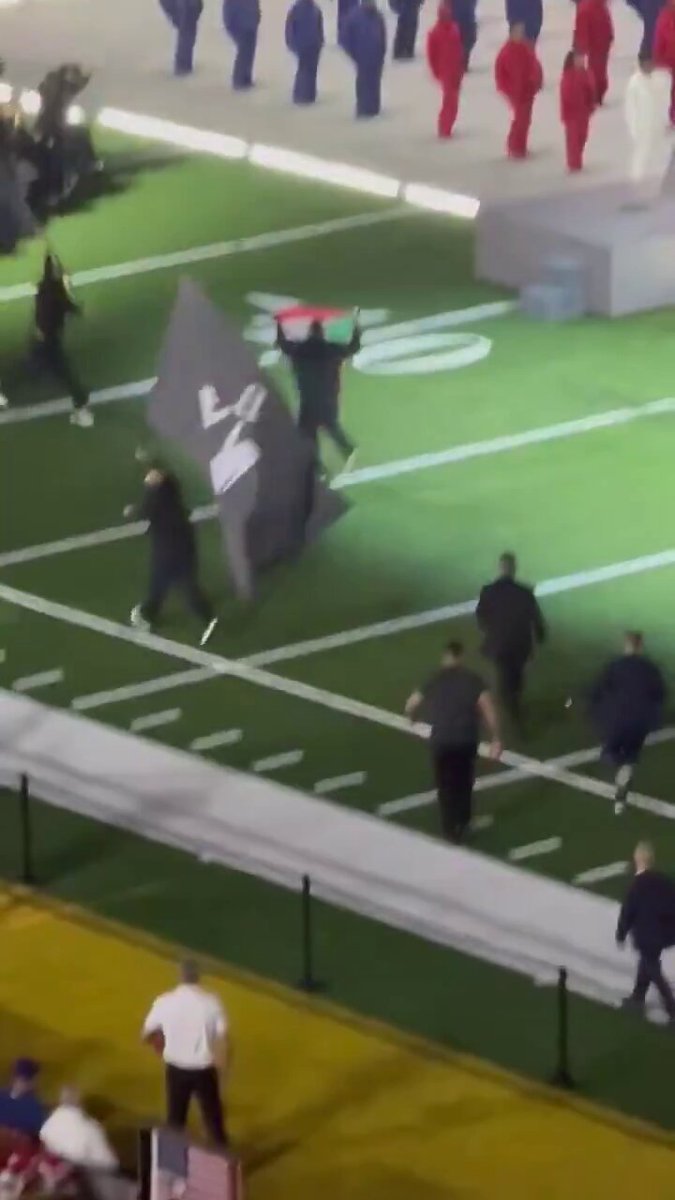 Un loco comunista con una bandera de Palestina se metió en el show en pleno Super Bowl pero fue tacleado y sacado rápidamente como un saco de basura 😂 ¿Apoyas este excelente servicio de seguridad?