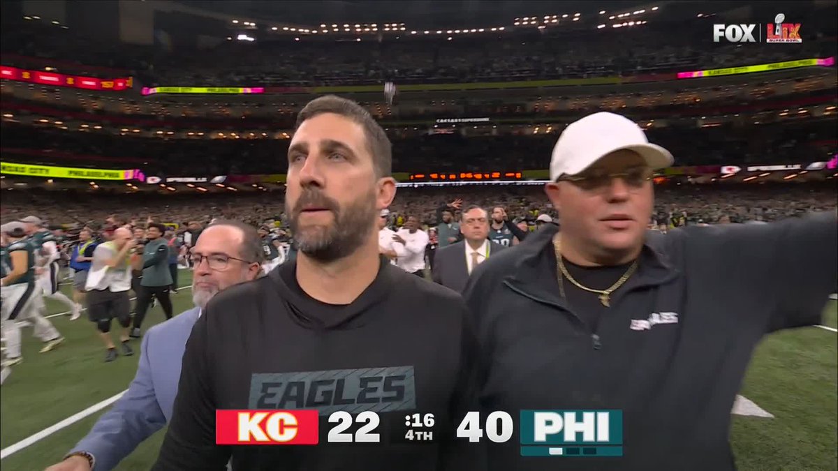 The Philadelphia Eagles get their hands on the Vince Lombardi trophy for the second time 🏆