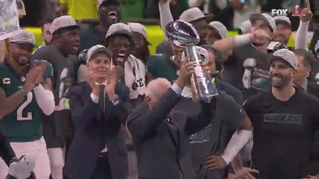 THE EAGLES LIFT THE SUPER BOWL TROPHY 🏆 Philadelphia Eagles x #SuperBowlLIX