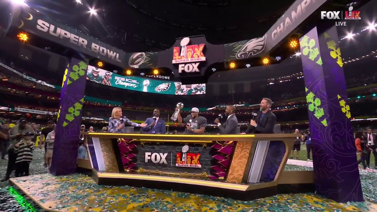 The NFLonFOX crew and fans sing Happy Birthday to Saquon Barkley after the game 🎉🎂🎶