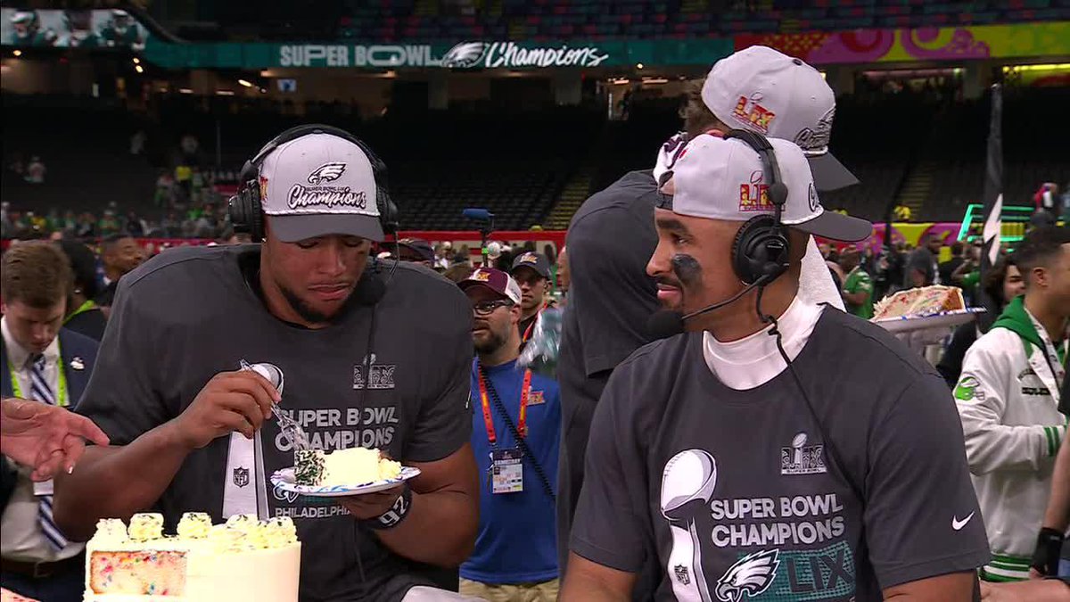 Boomer cut the birthday cake for Saquon Barkley and Cooper DeJean on their birthday 🍰😂