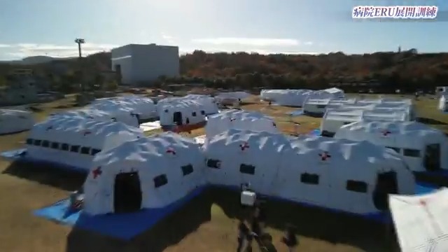 \野外病院って何?/ 海外での大規模災害や紛争など、膨大な 医療ニーズへの対応が必要とされる場所 に派遣される日赤の野外病院。 資機材の一部は、 #能登半島地震 など 国内でも活用されています。 手術室や病棟など一般的な総合病院と 同じ機能を備えた、野外病院の展開訓練 をリポートします🎥